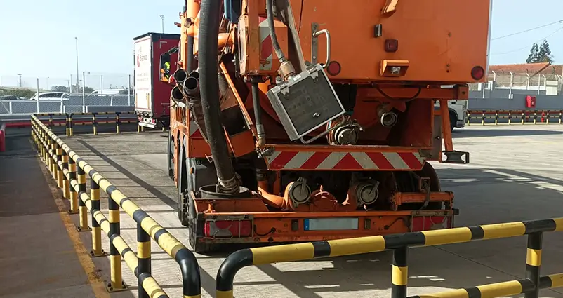 Imagem apresentando caminhão utilizado em serviços de desentupimentos industriais