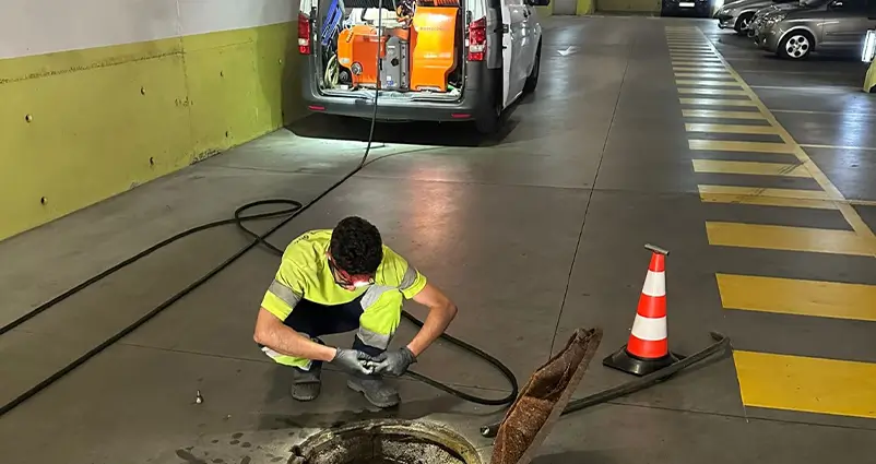 Imagem de profissional trabalhando em um serviços de desentupimento industrial