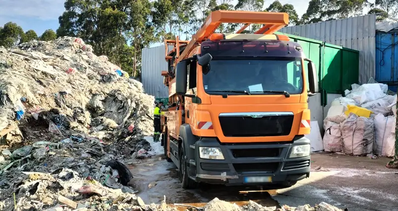 Imagem apresentando caminhão utilizado em serviços de desentupimentos industriais