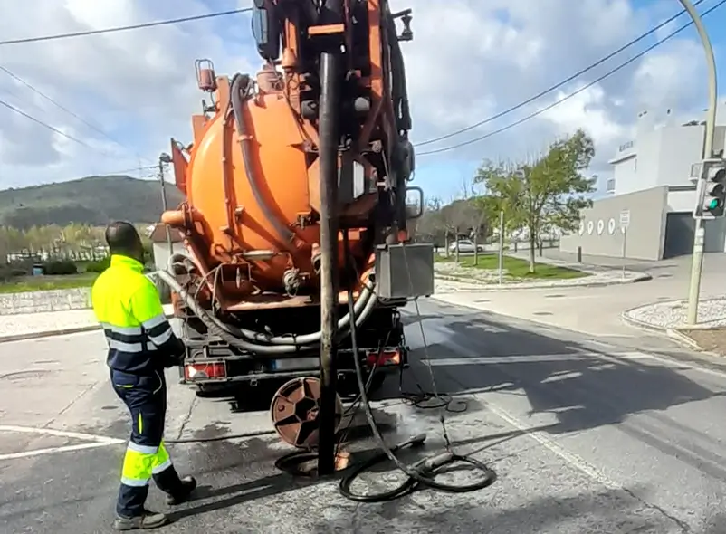 Imagem demostrando serviço de limpeza de manutenção industrial sendo realizado por profissional